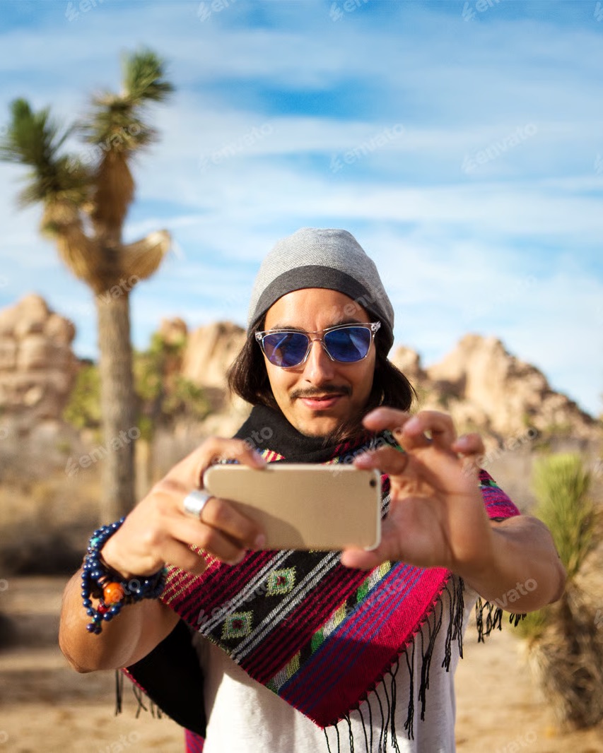 Creator tomando una foto con su teléfono en el desierto